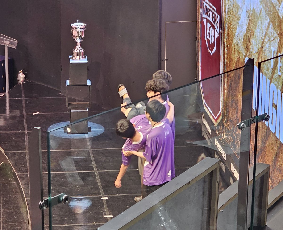 굽스굽스 tweet media