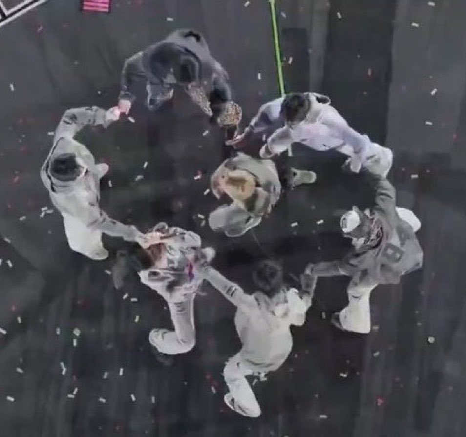 ah yes the bts dyamic bts forming a heart and jimin in the middle of that heart