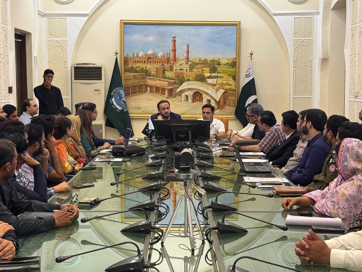 MRizwan6592's tweet photo. صوبائی وزیر صحت و آبادی خواجہ عمران نذیر کی زیر صدارت اہم اجلاس میں لاہورمیں انسدادِ ڈینگی اقدامات کا تفصیلی جائزہ لیا گیا
خواجہ عمران نذیرنےمتعلقہ محکموں ضلعی انتظامیہ اور عوام سے اپیل کی کہ وہ انسدادِ ڈینگی مہم میں بھرپور تعاون کریں تاکہ لاہور کومحفوظ رکھاجاسکے
@Kh_ImranNazir https://t.co/98t0JHt9py