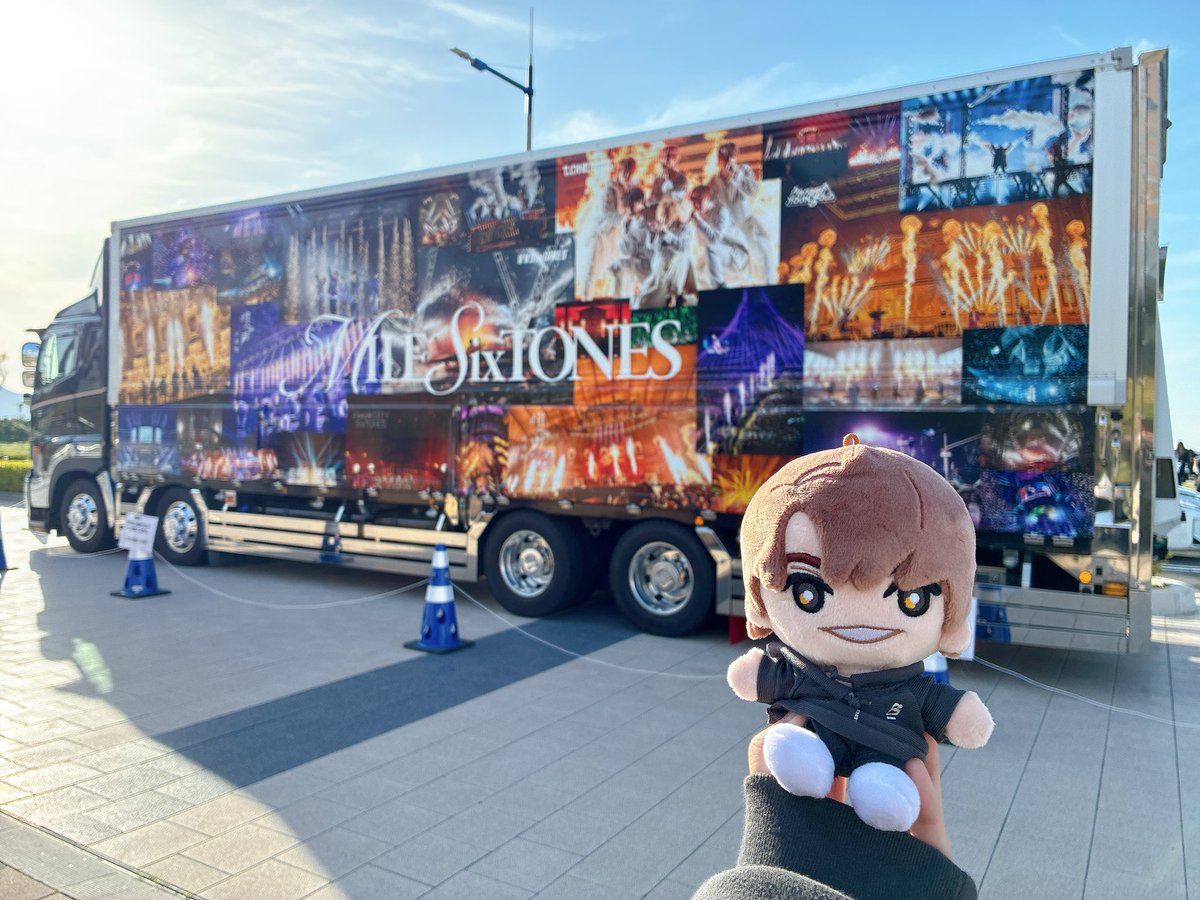 sutozaru's tweet photo. こちぬい、はじめての香川たのしいね！

#SixTONES_MILESixTONES https://t.co/cZnR6UkB8x
