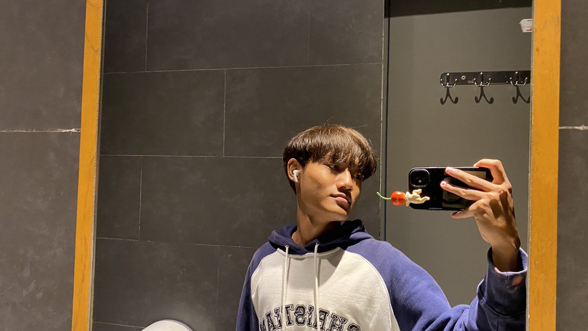 n00dlenuggets tweet media