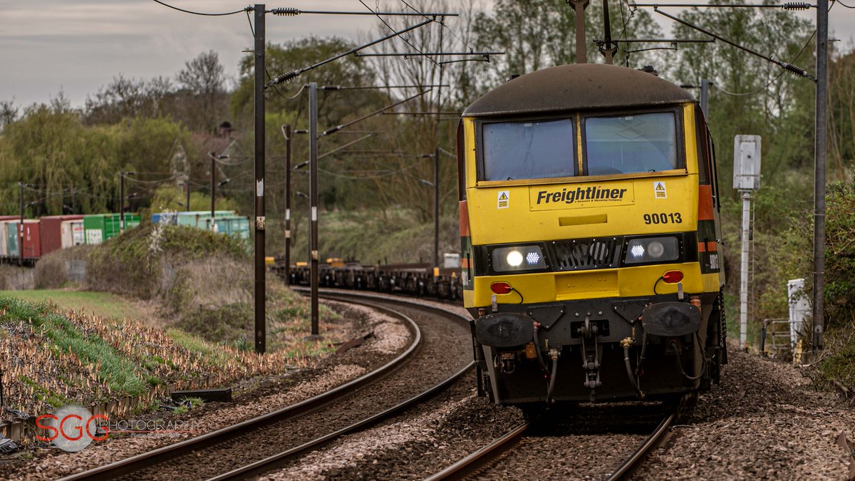 sggphotography's tweet image. 90013 + 90008 on the 4L97 0314 Garston F.L.T. to Felixstowe North F.L.T.

@RailFreight @RAIL @Freightmaster @TodaysRailways @railcamlive @Modern_Railways
#train #trains #railways #Freight #RailwayPhotography #TrainPhotography