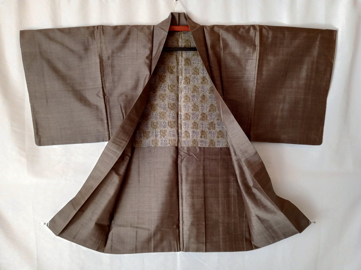 JawanekoShop's tweet image. 20% OFF | Vintage Men’s Oshima Tsumugi Haori – Japanese Brown Kimono Coat – Fortune 福 Lining – Size M etsy.me/4mtwmCi #kimono #jacket #menswear #cardigan #etsysale #epiconetsy #shopsmall