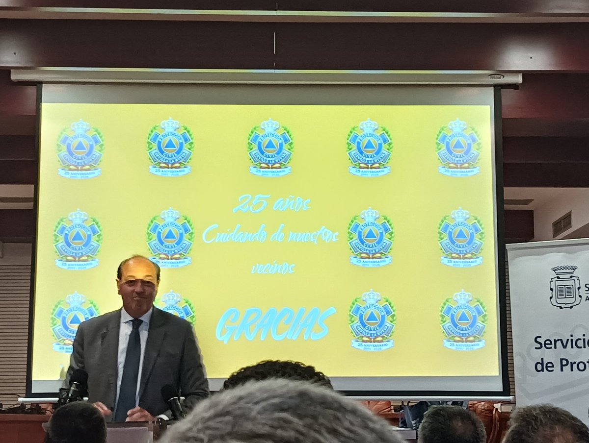 R_Limia's tweet photo. Que merecido el reconocimiento por 25 años de servicio de Protección Civil de @AytoSLN grandes profesionales que además cuentan con la suerte de que sus responsables políticos se den cuenta de su esfuerzo y lo demuestren https://t.co/6FUlZ4jwyG