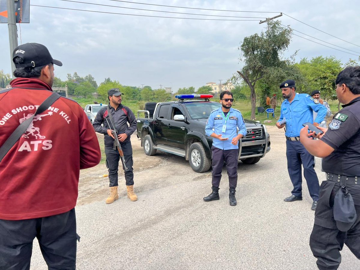 ICT_Police's tweet image. ایس ایس پی آپریشنز اسلام آباد قاضی علی رضا نے شہر بھر کی سکیورٹی کا ازسر نو جائزہ لیا، ڈیوٹی پر مامور پولیس افسران سے ملاقات کی اور ڈیوٹی پر الرٹ رہنے کی ہدایات جاری کیں۔
#WeRIslamabadPolice #RedZone #Islamabad #SafeCity
