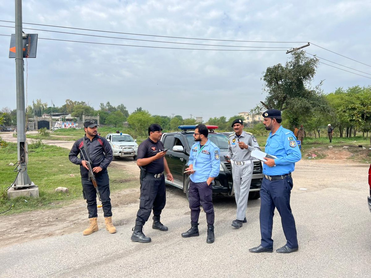 ICT_Police's tweet image. ایس ایس پی آپریشنز اسلام آباد قاضی علی رضا نے شہر بھر کی سکیورٹی کا ازسر نو جائزہ لیا، ڈیوٹی پر مامور پولیس افسران سے ملاقات کی اور ڈیوٹی پر الرٹ رہنے کی ہدایات جاری کیں۔
#WeRIslamabadPolice #RedZone #Islamabad #SafeCity