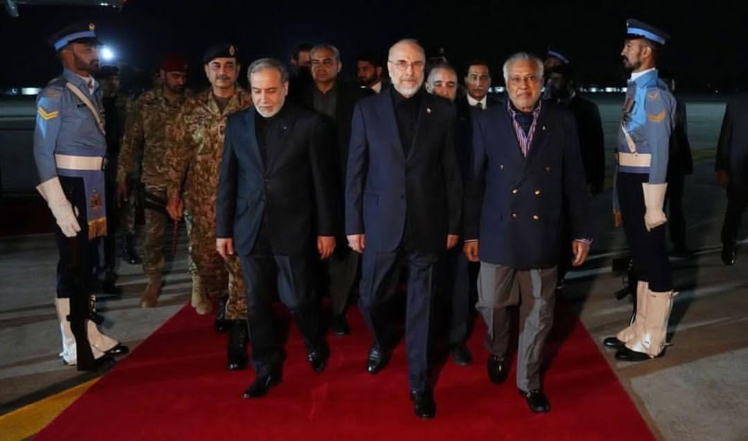 mudassirali97's tweet photo. جنہیں ایران پسند ہے وہیں چلا جائے سے لیکر ایرانی مجاہدوں کے پیچھے پیچھے چلتے ہوئے۔ https://t.co/34spMM581i