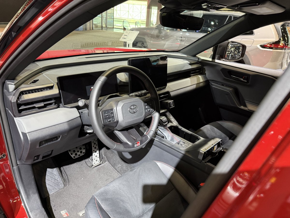 YTimesMotoring's tweet image. Here’s the new RAV-4

#Toyota 

@NYAutoShow