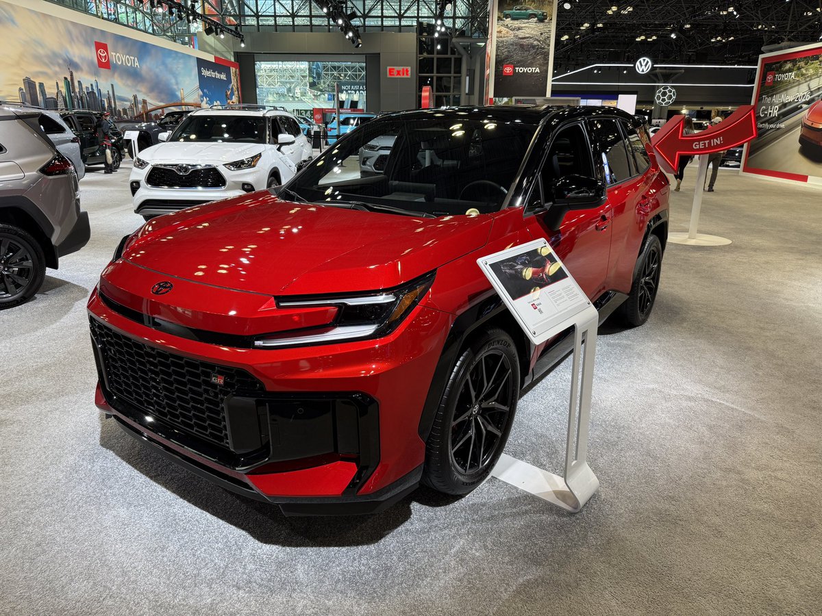 YTimesMotoring's tweet image. Here’s the new RAV-4

#Toyota 

@NYAutoShow