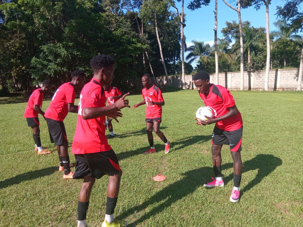 Sports256Media's tweet image. Buganda Province 4th Division League 

The game kicksoff 

1 min
GARUGA STARS FC 0-0 KIWANGA UTD FC 

#Sports256MediaUpdates