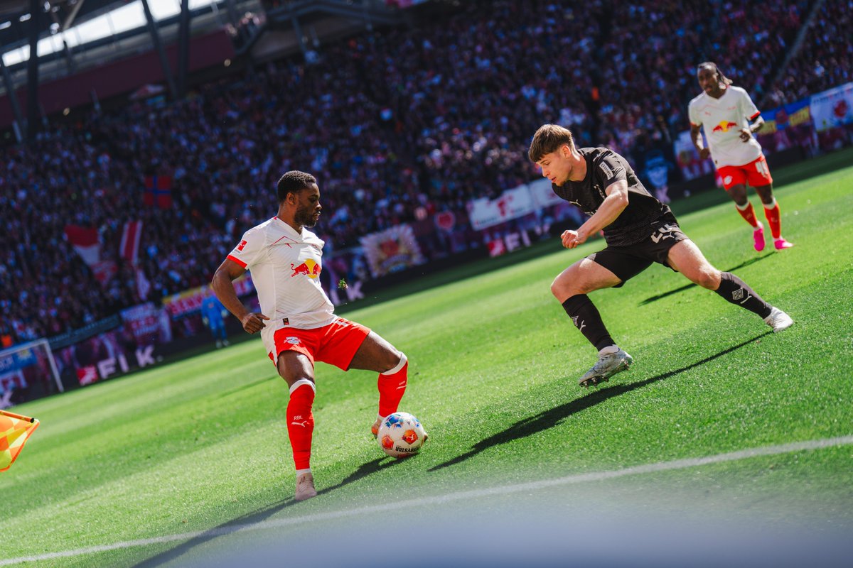RBLeipzig's tweet image. Nächste richtig gute Chance!

#Raum lässt seinen Gegenspieler links stehen und zieht in die Box ➡️ Pass auf Ridle #Baku in der Mitte, der direkt abschließt - aber Gladbach-Keeper #Nicolas fischt den Ball noch mit dem Fuß raus.

⏱️ 12. Min. | 0:0
#RBLBMG #Bundesliga
