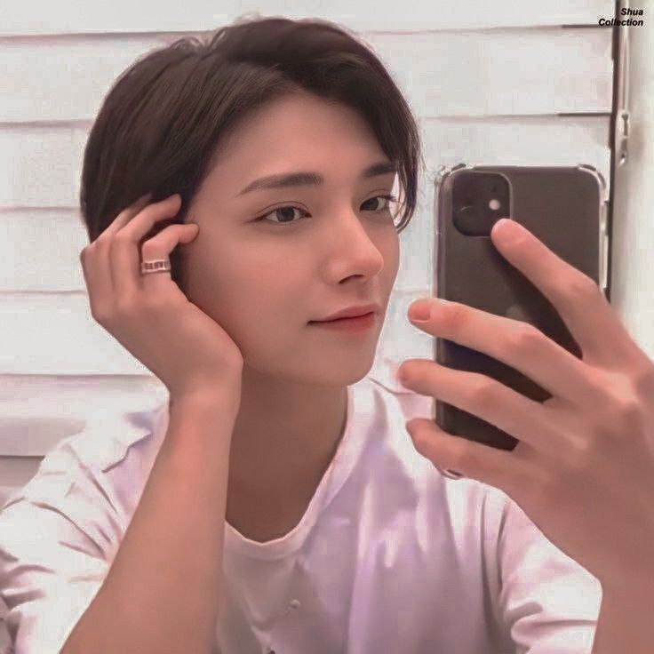 #윤홍
무당 윤이랑 윤의 짝남이자 같은 과 동기 홍으로 캠게 보고싶다. 윤은 대학생인데 무당도 겸하고 있음. 어려서부터 신병을 앓고 일찌감치 신내림을 받아 무당이 된 케이스.. 근데 윤이 모시는 신이 다른 신도 아니고 월하노인임. 그래서 윤이 주로 보는 점사도 다 연애운이나 결혼운에 대한 거..