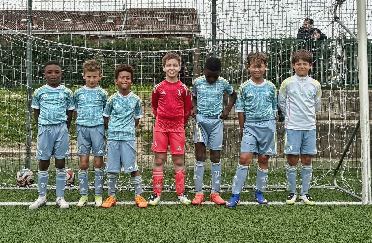 GiovaniBN's tweet photo. β
#Juventus, l'#Under8 (Primi Calci 2018) di Mr. Bertolotti supera in campionato il #Lascaris. πͺ
π #ForzaJuve βͺοΈβ«οΈ https://t.co/bo85xB3Rpq