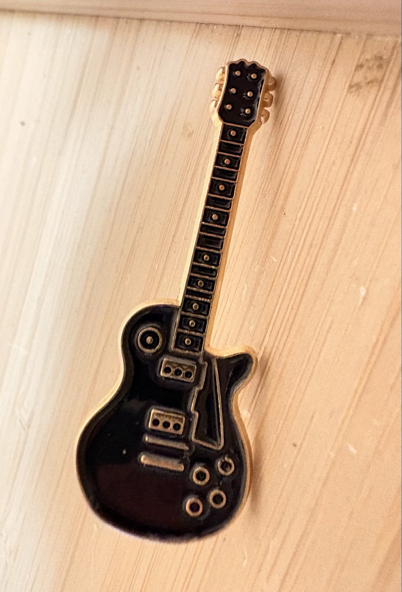 可愛いピンバッジ見つけた🎸他の色もあったから１個ずつ集めよ。まずは残り少なかった黒を。