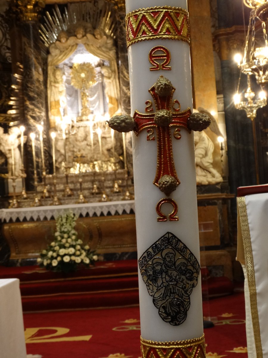 MDCLugo's tweet photo. O Cirio Pascual da @CatedraldeLugo loce este ano unha iconografía única: o Pinjante Eucarístico da Porta Norte. 🕯️✨

Unha homenaxe á nosa identidade e á Exposición Permanente do Santísimo Sacramento. Podes visitalo na Capela Maior ata o 24 de maio! ⛪️

#Patrimonio #Pascua https://t.co/0SLWHccMps