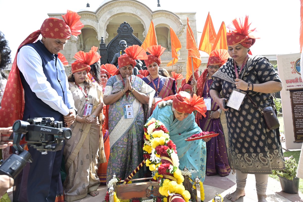 MahaDGIPR's tweet photo. 📍नवी दिल्ली
छत्रपती महाराणी ताराराणी यांच्या ३५१ व्या जयंती वर्षानिमित्त 'सरहद, पुणे' आणि महाराष्ट्र शासनाच्या 'मराठी भाषा विभागा'च्या संयुक्त विद्यमाने आयोजित पहिल्या महिला शासकीय अधिकारी साहित्य संमेलनाचा प्रारंभ दिल्लीत अत्यंत उत्साहात आणि भव्य 'ग्रंथदिंडी'ने झाला.
या दिंडीत ग्रंथराज #ज्ञानेश्वरी आणि इतर साहित्याचे विधिवत पूजन संमेलनाध्यक्ष लीना मेहंदळे  यांच्या हस्ते करण्यात आले. या प्रसंगी केंद्रीय सह महालेखाकार सुप्रिया देवस्थळी, निवासी आयुक्त आर. विमला, विशेष आयुक्त श्वेता सिंघल, क्रांती खोब्रागडे नॅशनल बुक ट्रस्टच्या सचिव युवराज मलिकयांसह अनेक वरिष्ठ महिला प्रशासकीय अधिकारी उपस्थित होत्या. पारंपारिक वेशभूषा आणि साहित्याचा जयघोष यामुळे दिल्लीचा परिसर मराठीमय झाला होता.

संमेलनाच्या मुख्य सत्रात ज्येष्ठ निवृत्त सनदी अधिकारी आणि लेखिका लीना मेहंदळे यांची प्रकट मुलाखत घेण्यात आली. यावेळी त्या म्हणाल्या, प्रशासकीय खुर्चीवर बसून केवळ फायली निकाली काढणे म्हणजे कर्तव्य नव्हे, तर त्या पदाचा वापर समाजातील अनिष्ट प्रथा मुळापासून उपटण्यासाठी करणे हीच खरी लोकसेवा आहे. त्यांनी सांगली जिल्ह्यातील देवदासी प्रथा निर्मूलनासाठी दिलेल्या धाडसी लढ्याचा अनुभव सांगितला. देवीच्या कोपाची भीती झुगारून मी कायद्याचे रक्षण केले आणि त्या महिलांच्या मुलांचे पुनर्वसन केले, याचे मला मोठे समाधान आहे.
#ग्रंथदिंडी
#साहित्यसंमेलन
#मराठीभाषा