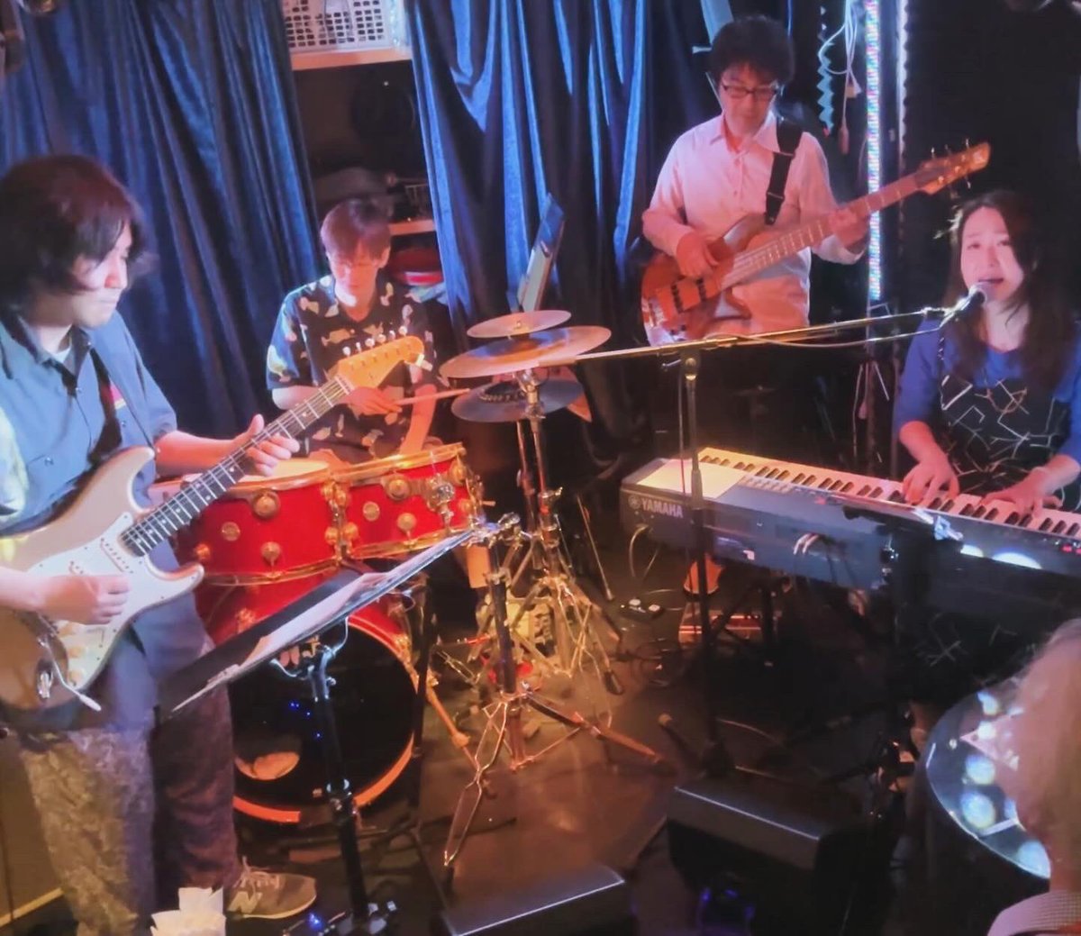 ShinyayB's tweet photo. つじむらゆみこ東京ライブ@新宿circle終了いたしました。

デビュー曲も20年ぶりに演奏しましたが時を超えて当時の感覚が蘇ってきました。
OAに登場してくれたあうふくんも素晴らしかったです。

つじむらゆみこ(Vo, P)、横山拓也(G)、松田嘉幸(D)、山崎真也(B)
OA：あうふ

ありがとうございました♪ https://t.co/PzbpXO0KAI