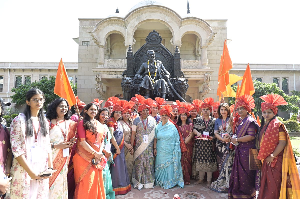 MahaDGIPR's tweet photo. 📍नवी दिल्ली
छत्रपती महाराणी ताराराणी यांच्या ३५१ व्या जयंती वर्षानिमित्त 'सरहद, पुणे' आणि महाराष्ट्र शासनाच्या 'मराठी भाषा विभागा'च्या संयुक्त विद्यमाने आयोजित पहिल्या महिला शासकीय अधिकारी साहित्य संमेलनाचा प्रारंभ दिल्लीत अत्यंत उत्साहात आणि भव्य 'ग्रंथदिंडी'ने झाला.
या दिंडीत ग्रंथराज #ज्ञानेश्वरी आणि इतर साहित्याचे विधिवत पूजन संमेलनाध्यक्ष लीना मेहंदळे  यांच्या हस्ते करण्यात आले. या प्रसंगी केंद्रीय सह महालेखाकार सुप्रिया देवस्थळी, निवासी आयुक्त आर. विमला, विशेष आयुक्त श्वेता सिंघल, क्रांती खोब्रागडे नॅशनल बुक ट्रस्टच्या सचिव युवराज मलिकयांसह अनेक वरिष्ठ महिला प्रशासकीय अधिकारी उपस्थित होत्या. पारंपारिक वेशभूषा आणि साहित्याचा जयघोष यामुळे दिल्लीचा परिसर मराठीमय झाला होता.

संमेलनाच्या मुख्य सत्रात ज्येष्ठ निवृत्त सनदी अधिकारी आणि लेखिका लीना मेहंदळे यांची प्रकट मुलाखत घेण्यात आली. यावेळी त्या म्हणाल्या, प्रशासकीय खुर्चीवर बसून केवळ फायली निकाली काढणे म्हणजे कर्तव्य नव्हे, तर त्या पदाचा वापर समाजातील अनिष्ट प्रथा मुळापासून उपटण्यासाठी करणे हीच खरी लोकसेवा आहे. त्यांनी सांगली जिल्ह्यातील देवदासी प्रथा निर्मूलनासाठी दिलेल्या धाडसी लढ्याचा अनुभव सांगितला. देवीच्या कोपाची भीती झुगारून मी कायद्याचे रक्षण केले आणि त्या महिलांच्या मुलांचे पुनर्वसन केले, याचे मला मोठे समाधान आहे.
#ग्रंथदिंडी
#साहित्यसंमेलन
#मराठीभाषा