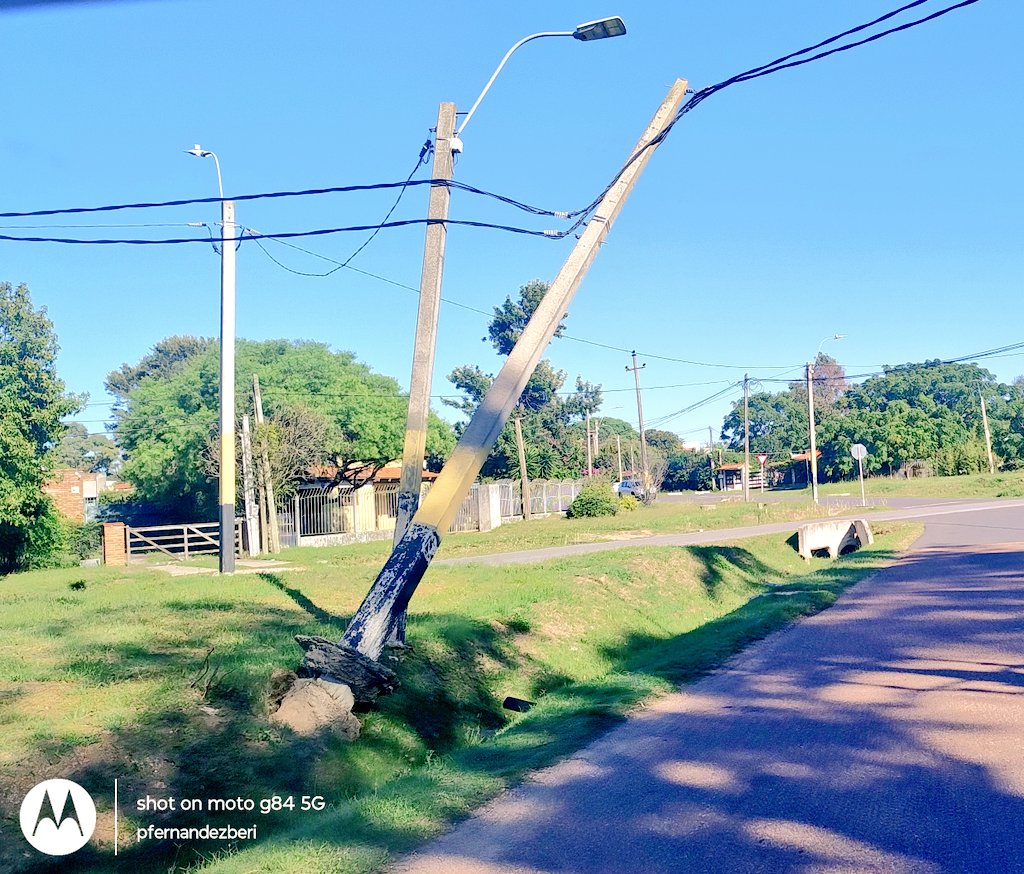 PFernandezBeri's tweet image. 🙋🏻‍♂️ La X es servicio, y como los organismos públicos @utecomunicacion e @idcanelones se lavan las manos poniendo un bot de Meta AI en el WhatsApp que ni siquiera tiene una opción "denuncias"...  esta columna hace años que se está por caer, y ahora está agarrada de un alambre! 🤦🏻‍♂️