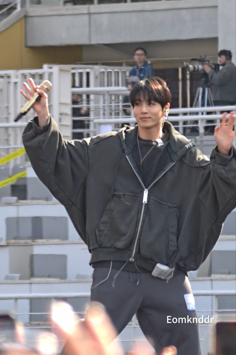 Eomknddr tweet media