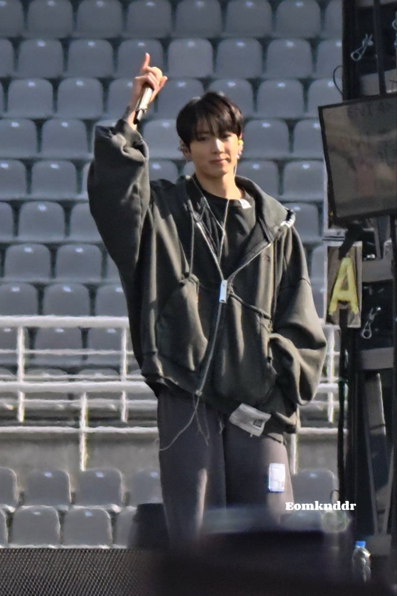 Eomknddr tweet media