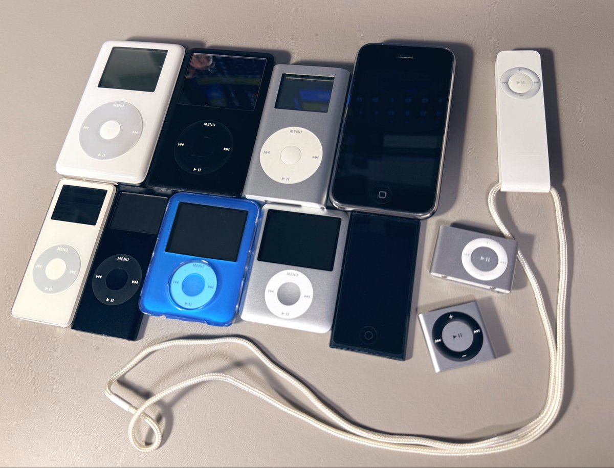 日常的に使ってる“3軍”のiPod &amp; iPhoneたち。
2軍に比べて傷が多かったり、といったことが理由。
でも程よく使っているから、結果的にバッテリーも元気です☺️