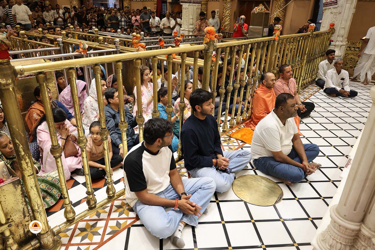 kashtbhanjandev's tweet image. Sandhya Aarti Darshan Salangpur Date : 11-04-2026
શ્રીકષ્ટભંજનદેવ દાદાને ગુલાબ-ઓર્કિડના ફૂલોનો દિવ્ય શણગાર
Jai Shri swaminarayan
Shri kashtbhanjandev hanumanji Maharaj Salangpur dham.
salangpurhanumanji.org