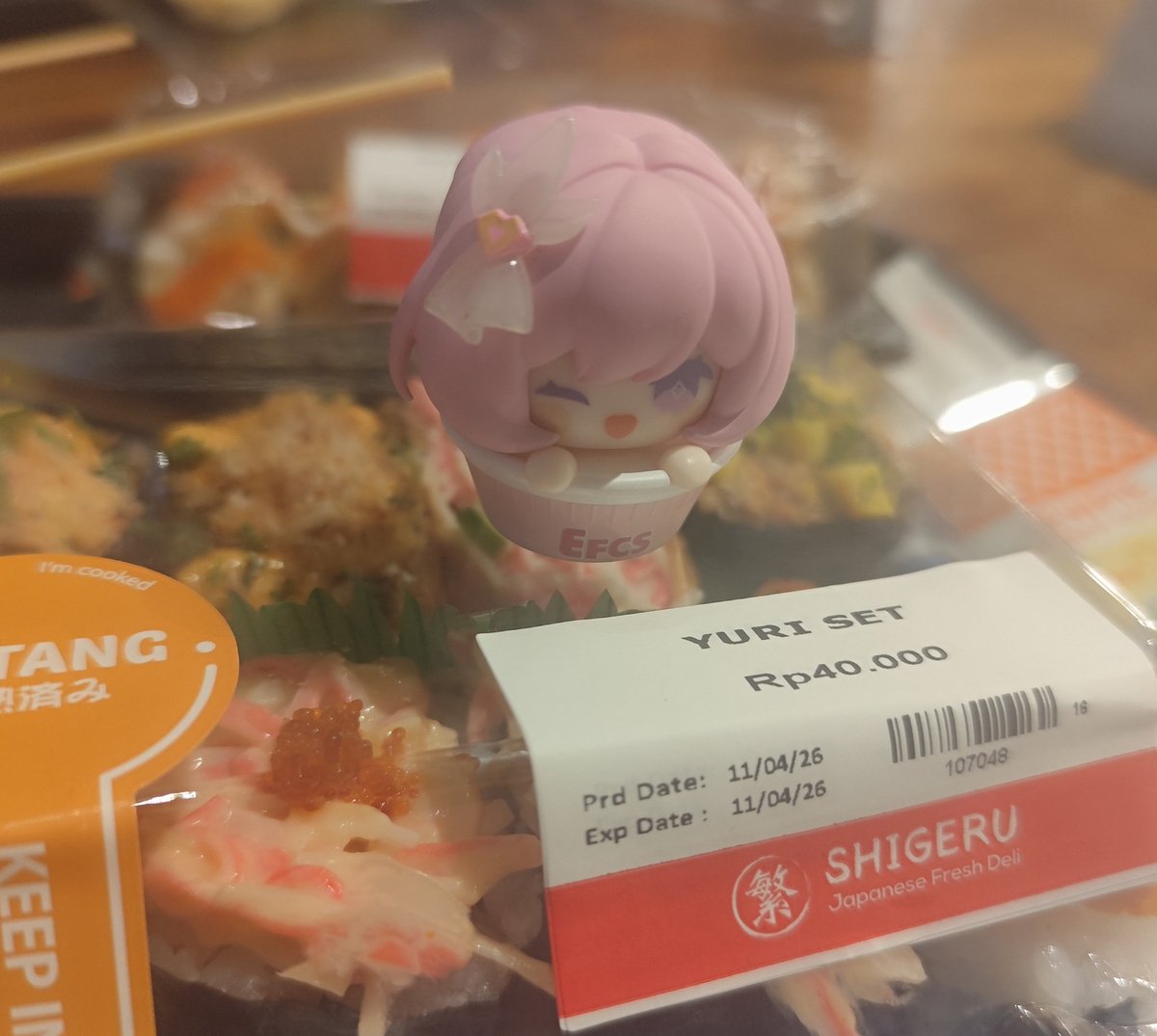 yeonpoppu's tweet photo. I guess she will like this sushi set? 😭 https://t.co/3ElbKGZ34v