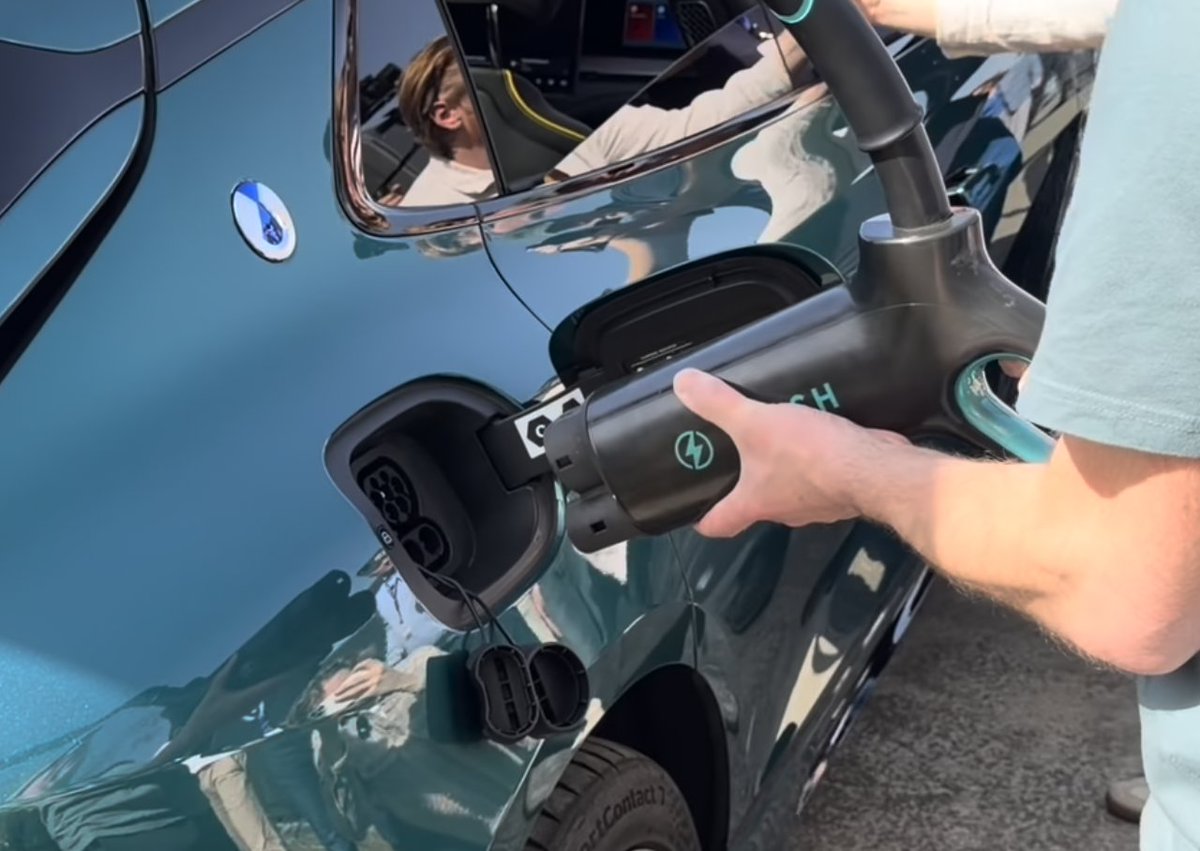 比亚迪还是可以的，居然拿CCS爆改出了1.5MW，我还以为会两个充电口。。。。