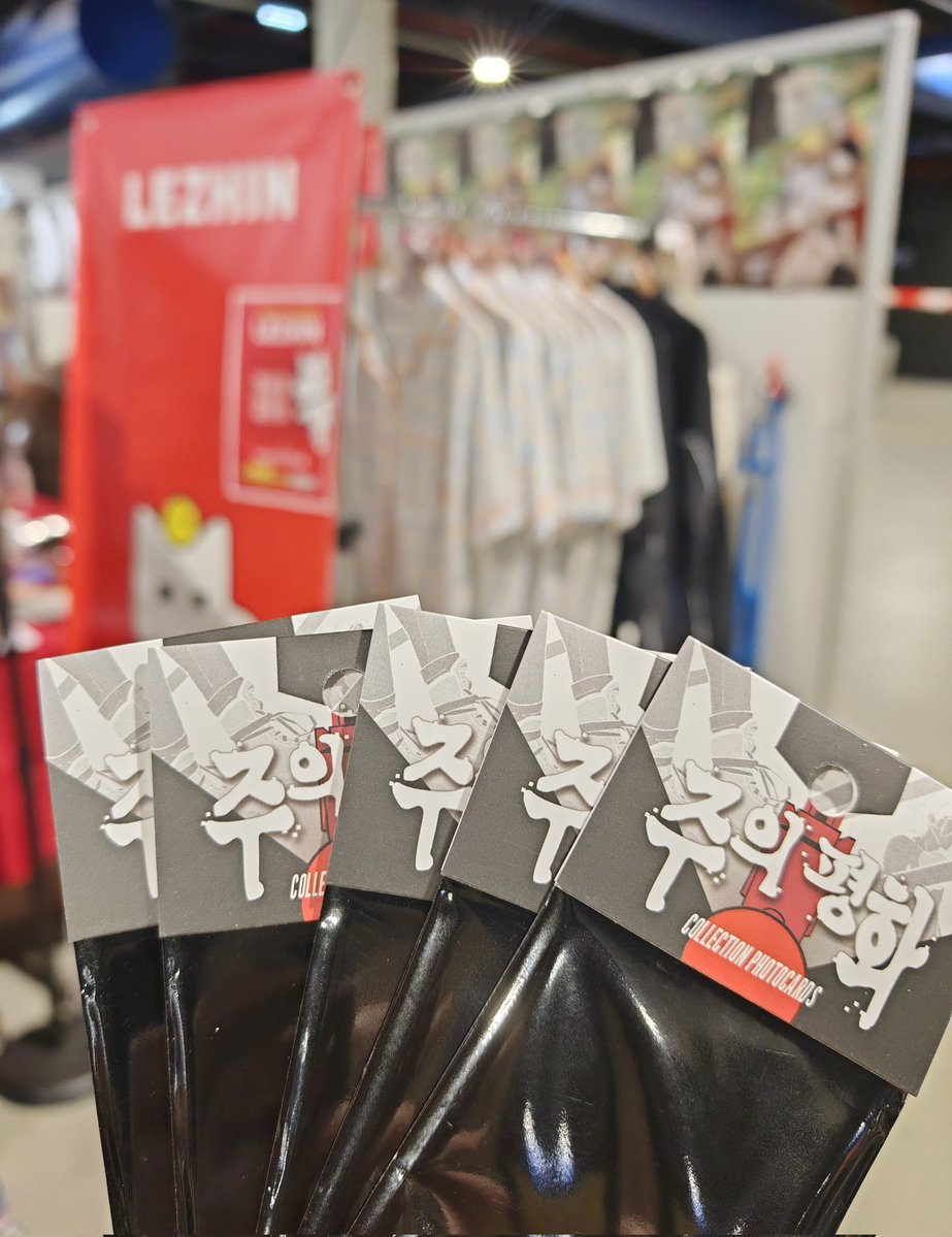 Je viens de découvrir Jmeeshop à Paris, lors de ma première visite au Y/CON. Après des années ici, je découvre à peine le marché BL local… J’ai même raté le 10ᵉ anniversaire de Bomtoon à Paris. Peut-être une chance de me rattraper ? 🤞