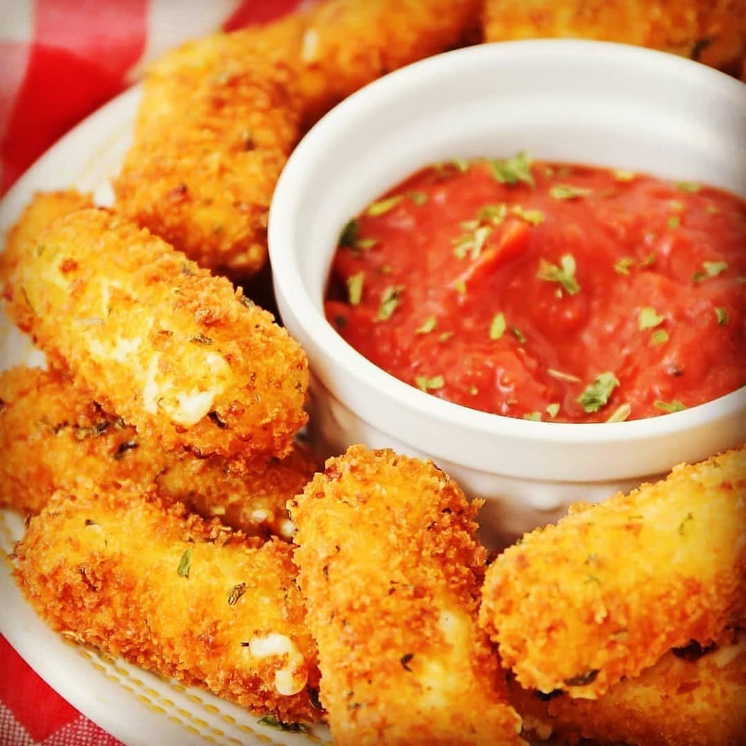 Craving a cheesy delight? 🧀🤤 Try the Mozzarella Sticks at Scoreboard Bar &amp; Grill! Perfectly crispy on the outside, oozing with melty cheese on the inside, and served with tangy marinara sauce. Enjoy! #ScoreboardBarGrill #CheeseLovers 🍽️