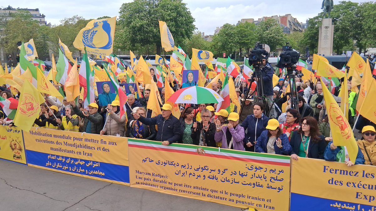 Maryam_Rajavi_P's tweet photo. شهادت ۱۳مجاهد قهرمان و شورشگر دلاور برای من و یاران و هموطنان‌مان البته جگرسوز است. اما به‌پاخاستن آن‌ها زیر سلطه یک اختناق ضدبشری در ایران، ایمان و وفاداری‌ آن‌ها به یک آرمان رهایی‌بخش، خبر بزرگی را اعلام کرده است؛ این خبر که نسل آهنین عزمی به میدان آمده که هماورد رژیم ولایت فقیه است و بر آن است که جمهوری دموکراتیک، آزادی و حاکمیت مردم را جایگزین این رژیم ارتجاعی سازد.
#آری_به_جمهوری_دمکراتیک