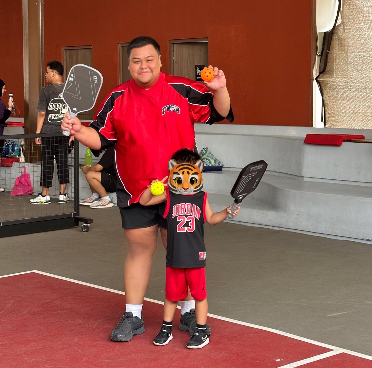 gajahsplit_'s tweet photo. skill pickleball selama ini akhirnya kepake buat coaching anak macan 🩷🤏 https://t.co/aUv1sKXlHH