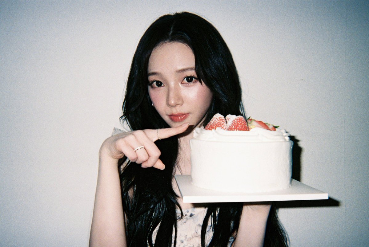 happy birthday to this lovely sunbaenim! God bless you always and stay healthy 🫶🏻