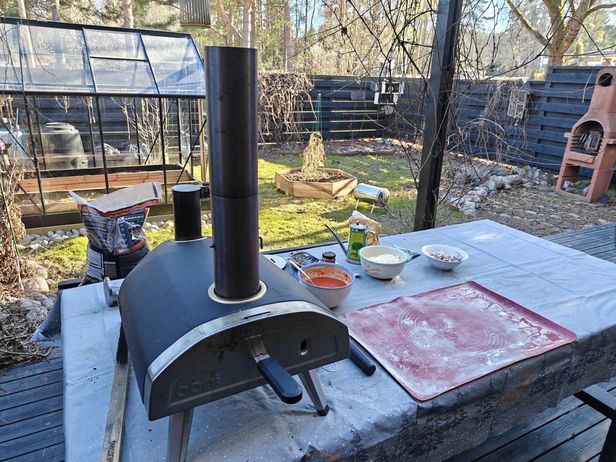 VVahvanen's tweet image. Paljon on näkynyt tänään hienoja kevään merkkejä. Sitruunaperhonen, eri lintulajeja, Arsenalin sulamisen alkaminen ja viimeisimpänä talviteloilta kaivettu pizzauuni. Mahtavaa nähdä pitkästä aikaa. #valioliiga #pizza #ooni