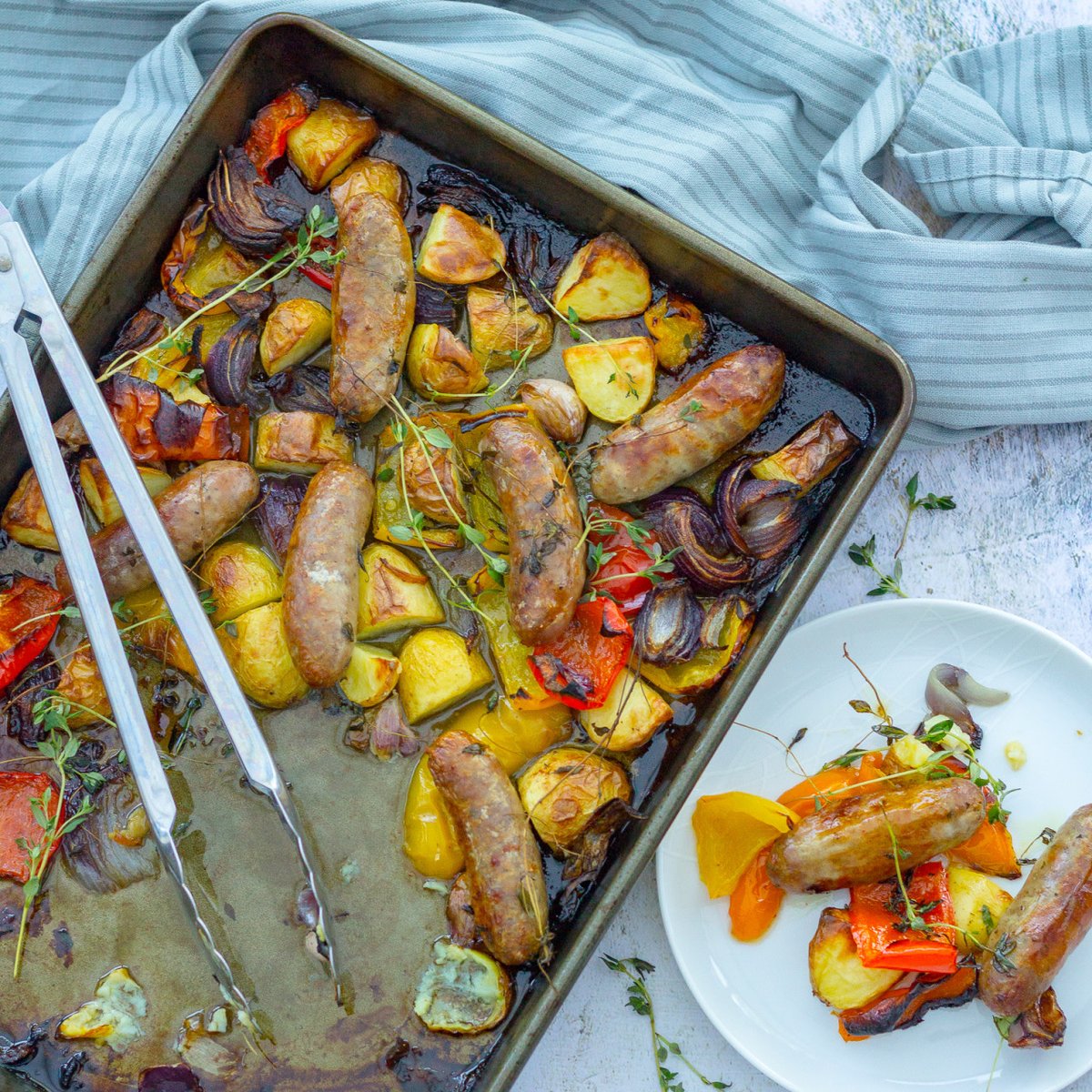 easypeasyfoodie's tweet image. Quick, delicious and family friendly this Easy Sausage Traybake is the perfect midweek meal. Throw everything into one tray and cook for 45 minutes – what could be simpler? 

GET THE RECIPE =&amp;gt; bit.ly/2Ngjjld 

#easydinners #midweekmeals #easypeasyfoodie