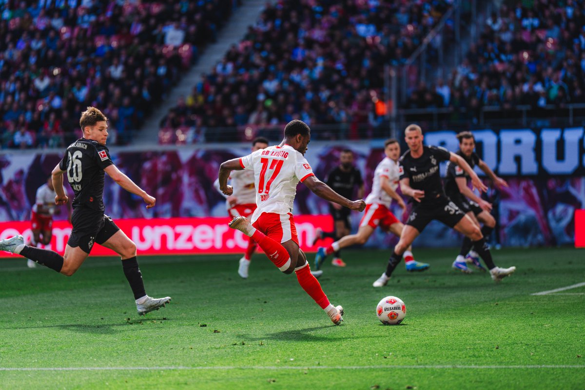 RBLeipzig's tweet image. Jetzt muss es aber doch mal klingeln 🤯

Immer wieder Ridle #Baku, der zum Abschluss kommt: dieses Mal geht sein Schlenzer knapp links übers Tor ...

Dranbleiben.

⏱️ 28. Min. | 0:0
#RBLBMG #Bundesliga