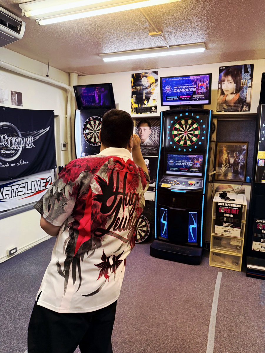 mattsun_DARTS_'s tweet photo. 某老舗ダーツショップに行ったら某ぐっちゃんが良いユニフォームGETしたらしいので奪…試着させてもらいました

着心地良いし投げやすくてユニフォームええなぁってなりました( ˙ ꒳​ ˙  ) https://t.co/bxoWlR9yoy