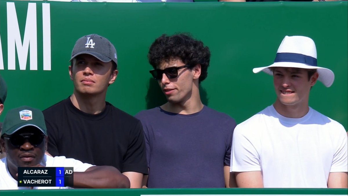 UpdatesGB5's tweet photo. 📲 Esses são fãs mesmo! 🎾 Gabriel, Ollie e Albon também estão assistindo a outra semifinal do dia entre Alcaraz e Vacherot. https://t.co/A4yGChlaxq
