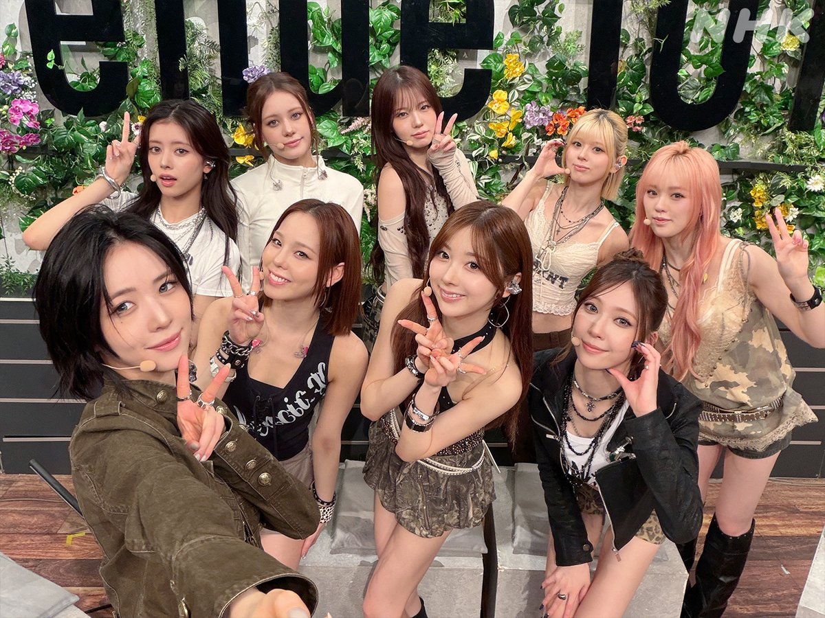 nhk_venue101's tweet image. 📺#Venue101 NOW ON AIR✨

🕶️#NiziU / Too Bad🕶️

放送は同時配信中👇
スマホでも見られます📱
web.nhk/tv/an/venue101…

✅大人でクールな歌詞とサウンド
✅サビで上半身を90度反らすダイナミックな振り付け

#NiziU_TooBad