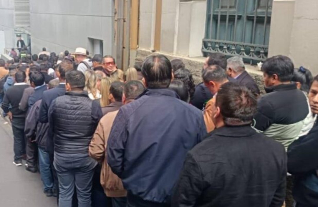 GaboVillalbaP's tweet photo. Si así tratan a los alcaldes electos. Poniéndolos todos como ganado en una sola fila y manejandolos como tumulto, en lugar de respetar su condición como autoridades electas y brindarles un mínimo de comodidad. 
¿Qué nos espera al resto? https://t.co/hxtcARws7Y