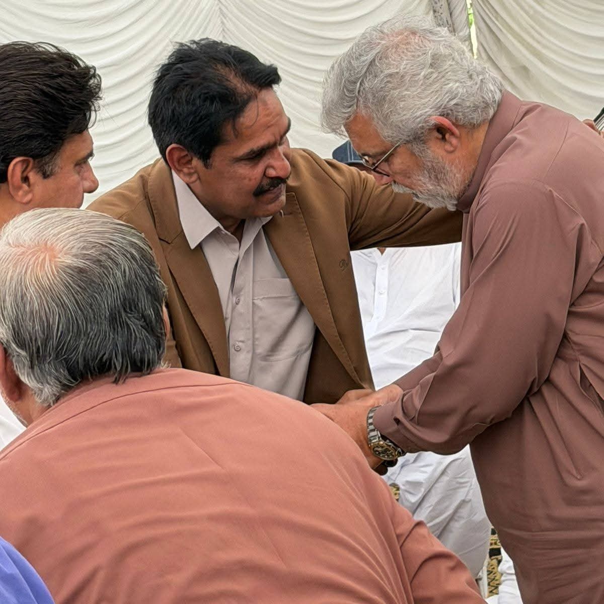 Ahsan_Raza_180's tweet photo. سابقہ رہنما مسلم لیگ ن گورنر پنجاب سردار 
ذوالفقار احمد خان کھوسہ کی وفات پر انکے اہلخانہ سردار دوست محمد کھوسہ سابقہ وزیراعلی پنجاب سے فاتحہ خوانی اور اظہار افسوس اللہ تعالیٰ مرحوم کی مغفرت فرمائے آمین https://t.co/zASAIzpsBS