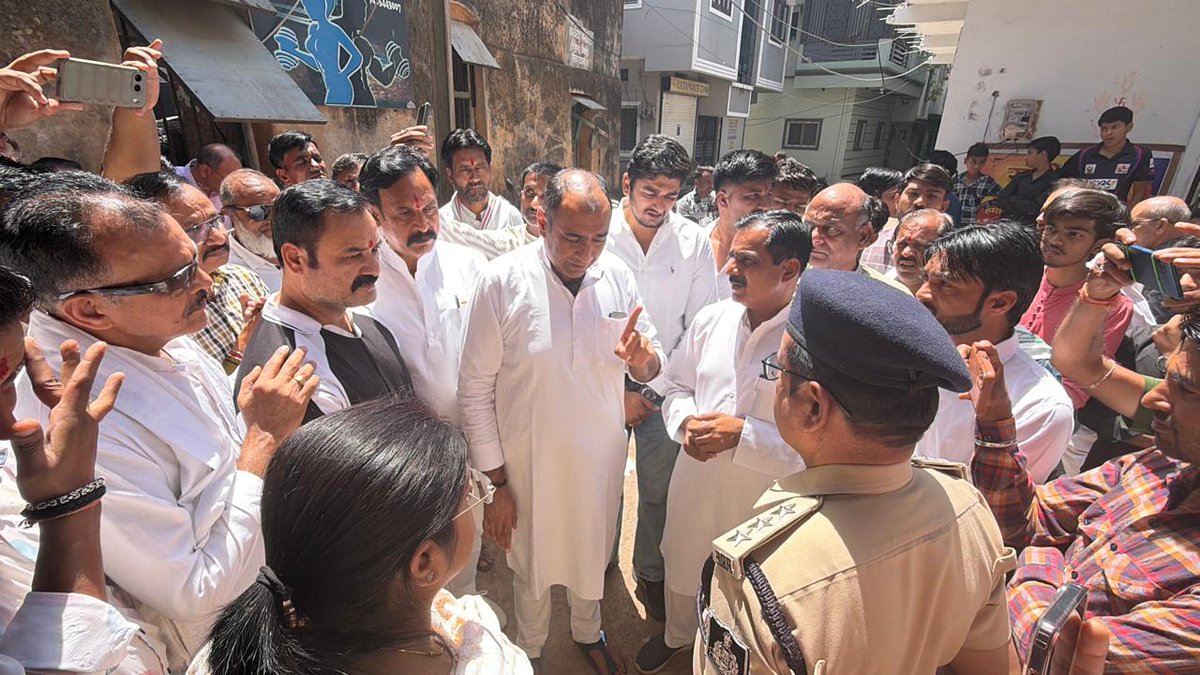 BapuInc's tweet photo. 🚨 गंभीर मामला — कलेक्ट्रेट रिकॉर्ड रूम में आग

आज जिला कांग्रेस अध्यक्ष राजगढ़ आदरणीय श्री प्रियवृत सिंह जी के साथ पुराने
कलेक्ट्रेट परिसर में आगजनी की घटना स्थल का निरीक्षण किया गया।

@digvijaya_28 @jitupatwari @iPriyavratSingh https://t.co/ef8Fqlnb8k