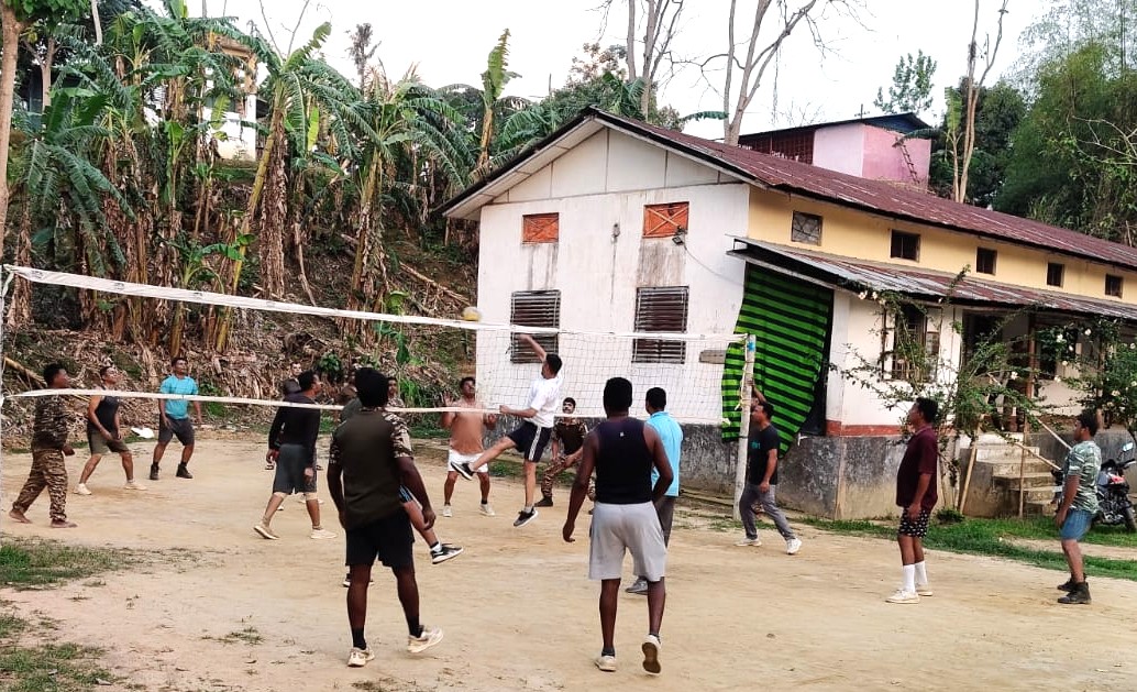 2Diphu's tweet photo. Jawans of 20 Bn CRPF at Jiribam, Manipur unwind after a long day by playing their favourite games—volleyball and carrom. Helping them beat stress, boost coordination and share moments of fun. 🇮🇳💪 #CRPF #Manipur #Jiribam #Fitness #MoraleBoost https://t.co/dB8IqToM6R