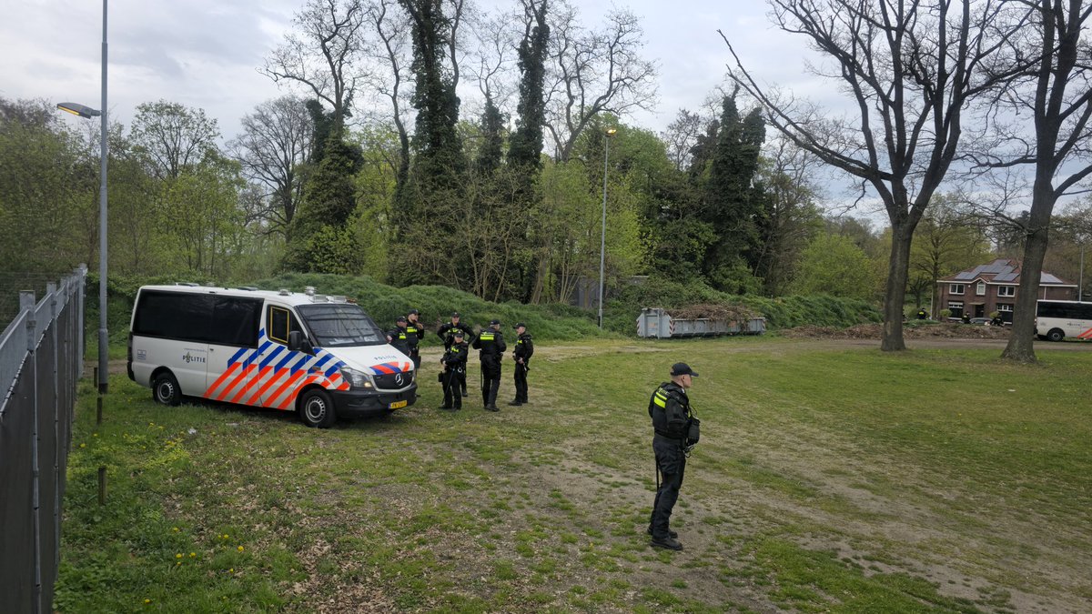Thomastifosi's tweet photo. Twee supportersbusjes uit Doetinchem tegenover 12(!) bussen ME in totaal. 😂 https://t.co/SgEny9TZre