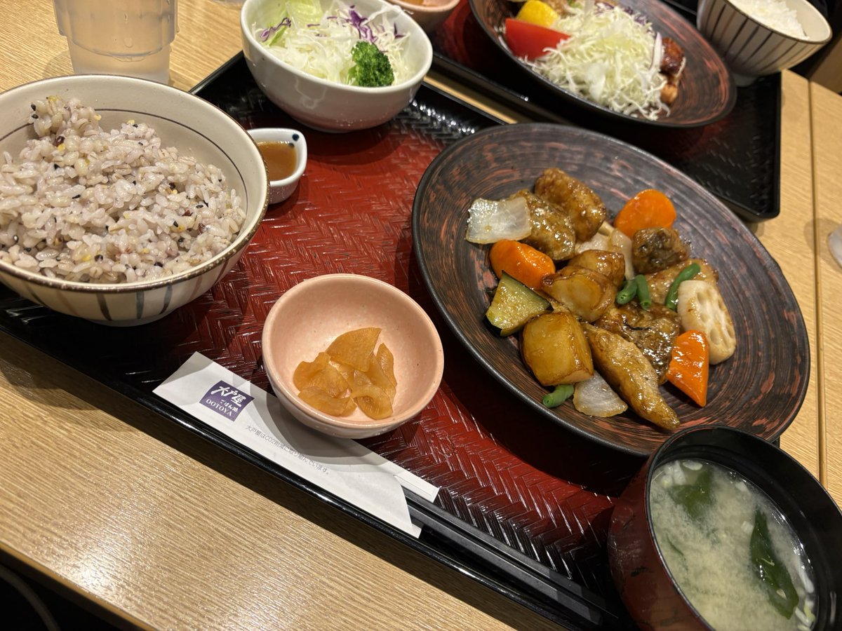 panda10030210's tweet photo. 遠吠えしてる可愛いブイズとご飯デザート
もうフラペチーノ無理だ、美味しいけど甘い、、、 https://t.co/1dowoXccIr