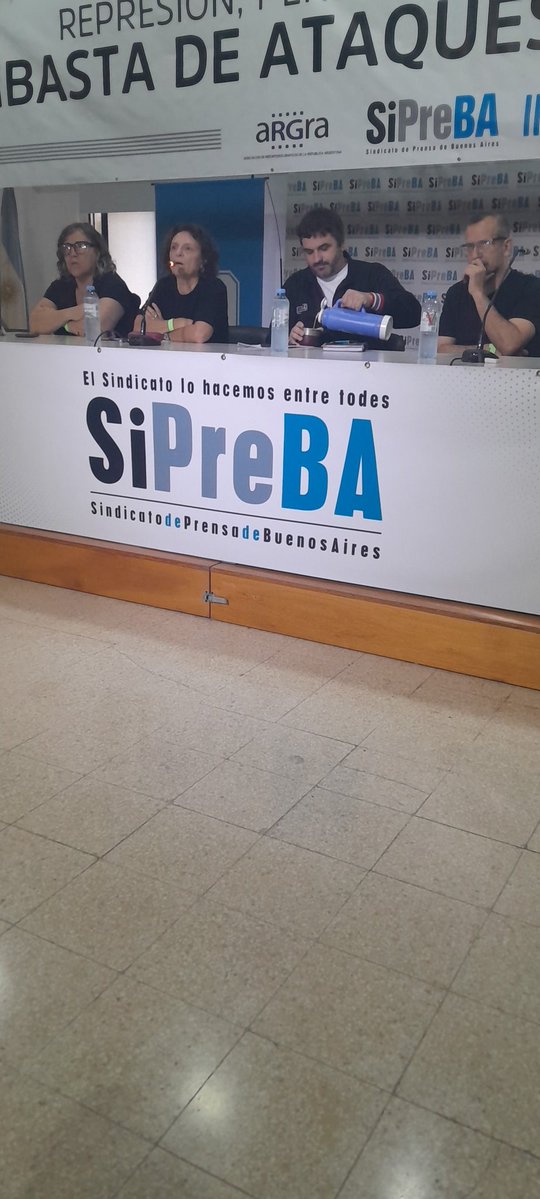 leon dario piasek tweet media