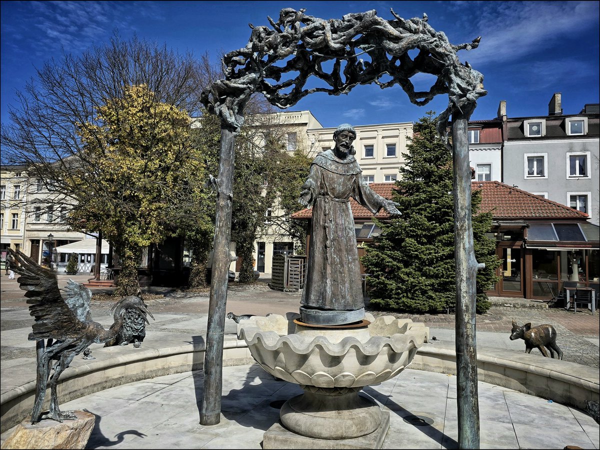 k_pawlowska's tweet image. #JustNow 🌞💙

"#April prepares her green traffic light, and the world thinks: Go." — Christopher Morley

#DiscoverPoland #Wejherowo #WeekendVibes #SaturdaySelfie