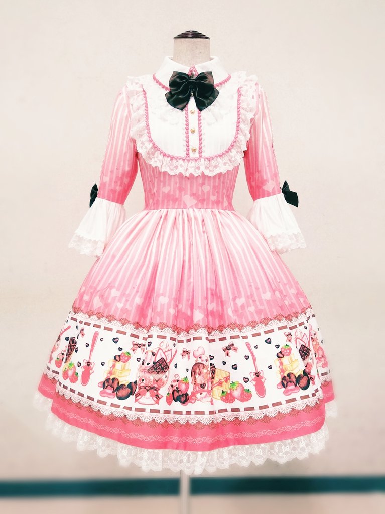 jewelmagic_rtn's tweet photo. 学生の頃に作ったロリィタ服と、その端切れで作ったドール服🍓(過去作品です)
昔の思い出、懐かしい🎀 https://t.co/akyRgFATa1