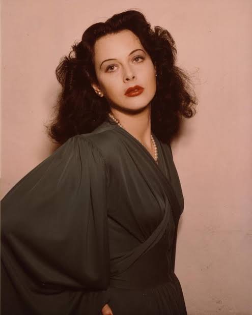 🔸Elle, c'est Hedy Lamarr.

Elle est née à Vienne en Autriche en 1914. Elle est surtout connue pour être une actrice hollywoodienne, considérée comme "la + belle femme du monde" par les studios MGM.

Pourtant Hedy avait des passions comme sa table à dessin ou ses livres